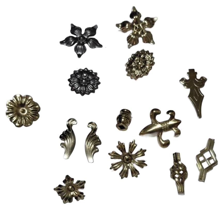 Apliques ornamentales en acabados cromados y dorados